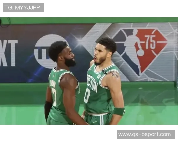 布朗称赞塔图姆积极参与客场比赛展现出色团队精神