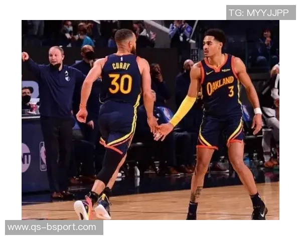 克尼佩尔表现抢眼11投6中斩获19分10篮板9助攻接近三双 克尼佩尔表现抢眼11投6中斩获19分10篮板9助攻接近三双