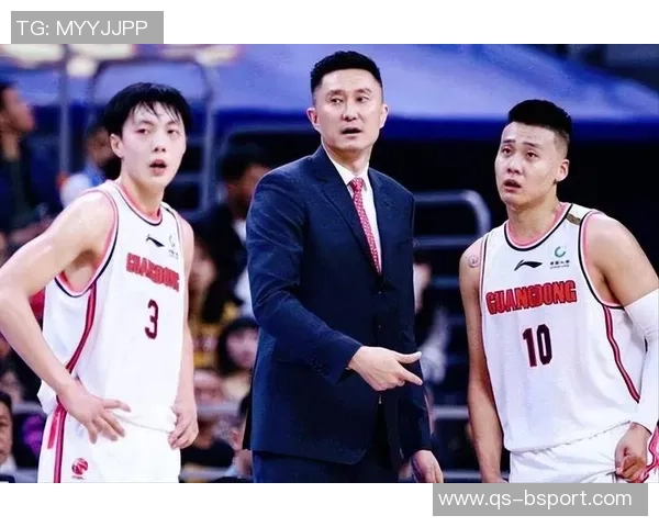 杨鸣与杜锋赛后微笑拥抱展现对输球的坦然态度