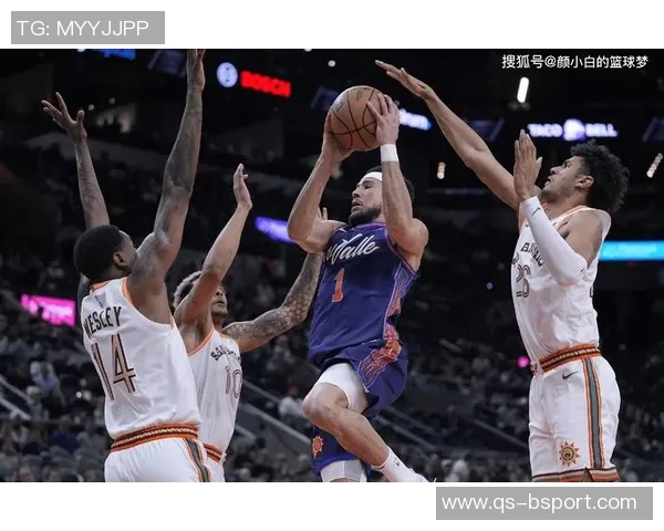 布克表现抢眼半场17分助力球队进攻火力全开次节独得11分展现个人能力