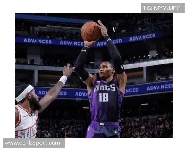 布克称赞吉莱斯皮影响力显著威少防守表现出色训练刻苦